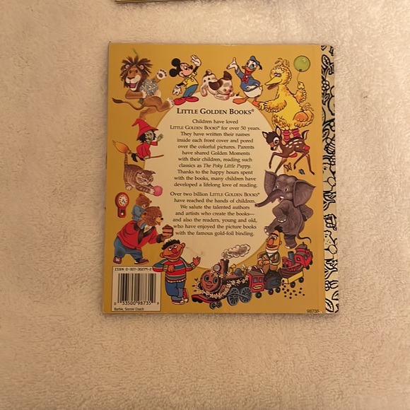 3 Little Golden Books: Barbie in the spotlight, soccer coach, scavenger hunt. - Picture 7 of 7